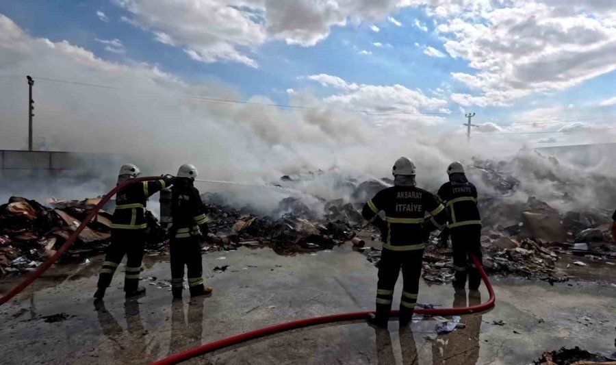 Aksaray’da Geri Dönüşüm Tesisinde Yangın Paniği