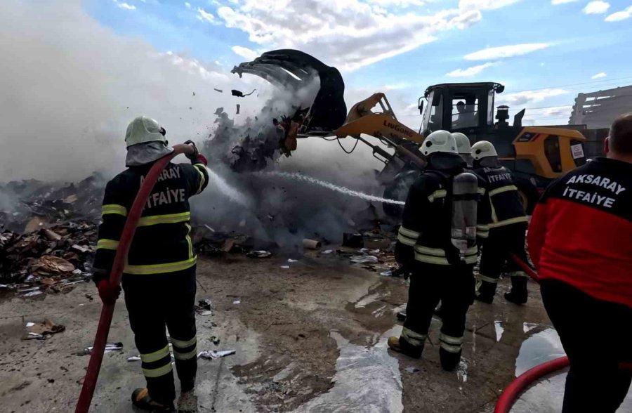 Aksaray’da Geri Dönüşüm Tesisinde Yangın Paniği