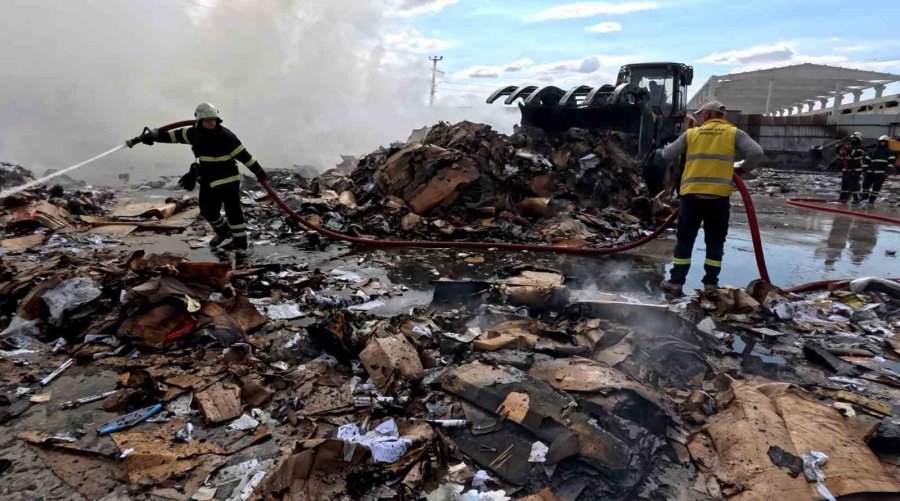 Aksaray’da Geri Dönüşüm Tesisinde Yangın Paniği