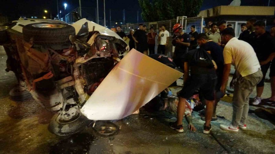 Tofaşlar Kafa Kafaya Çarpıştı, Ortalık Savaş Alanına Döndü: 4 Yaralı