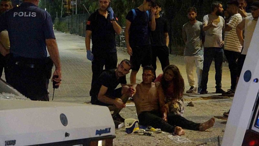 Tofaşlar Kafa Kafaya Çarpıştı, Ortalık Savaş Alanına Döndü: 4 Yaralı