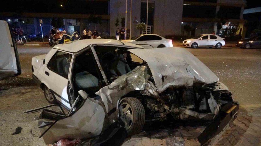 Tofaşlar Kafa Kafaya Çarpıştı, Ortalık Savaş Alanına Döndü: 4 Yaralı