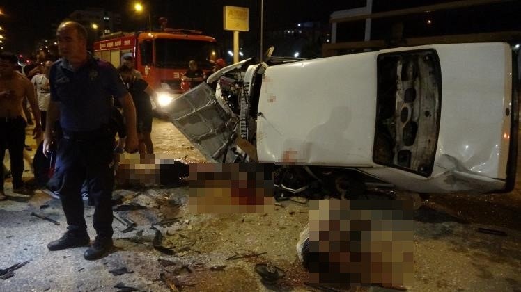 Tofaşlar Kafa Kafaya Çarpıştı, Ortalık Savaş Alanına Döndü: 4 Yaralı