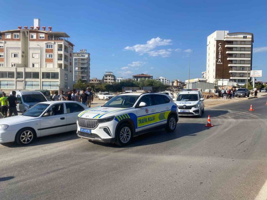 Kucağına Aldığı Oğluyla Yolun Karşısına Geçerken Otomobil Çarptı: 1’i Ağır 2 Yaralı