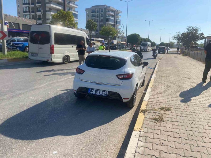 Kucağına Aldığı Oğluyla Yolun Karşısına Geçerken Otomobil Çarptı: 1’i Ağır 2 Yaralı