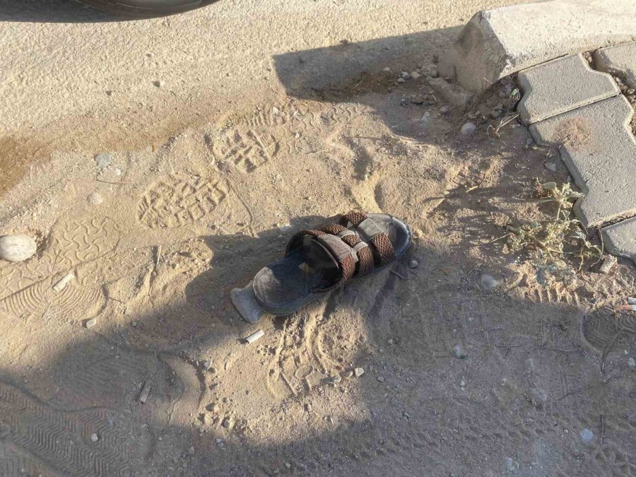 Kucağına Aldığı Oğluyla Yolun Karşısına Geçerken Otomobil Çarptı: 1’i Ağır 2 Yaralı