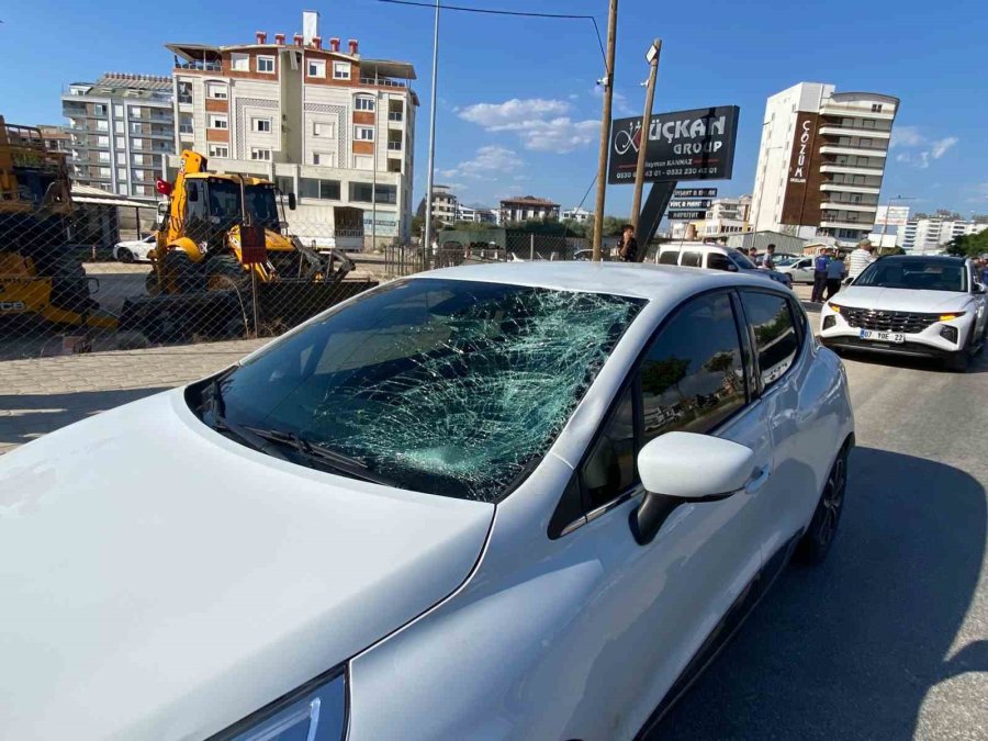 Kucağına Aldığı Oğluyla Yolun Karşısına Geçerken Otomobil Çarptı: 1’i Ağır 2 Yaralı