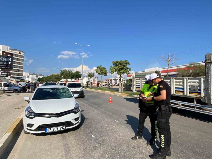 Kucağına Aldığı Oğluyla Yolun Karşısına Geçerken Otomobil Çarptı: 1’i Ağır 2 Yaralı