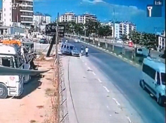 Kucağına Aldığı Oğluyla Yolun Karşısına Geçerken Otomobil Çarptı: 1’i Ağır 2 Yaralı