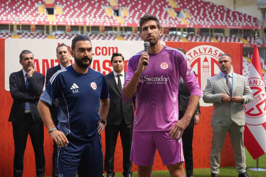 Antalyaspor, Yeni Transferlerini Ve A Takıma Yükselen Genç Oyuncularını Taraftara Tanıttı