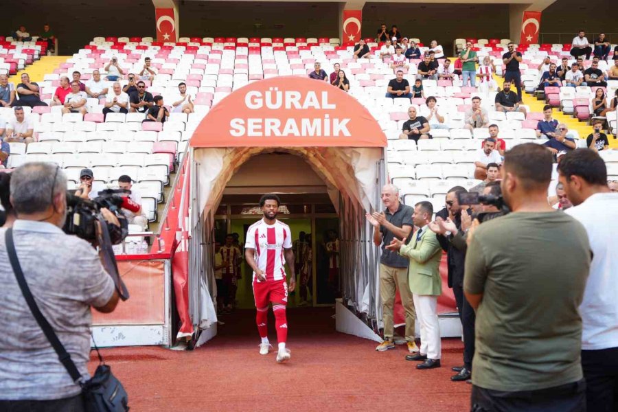 Antalyaspor, Yeni Transferlerini Ve A Takıma Yükselen Genç Oyuncularını Taraftara Tanıttı