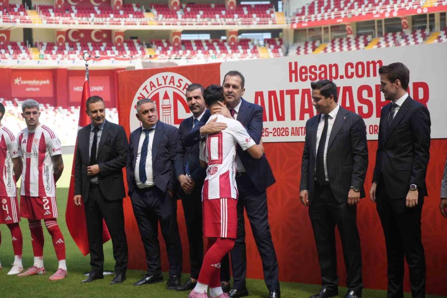 Antalyaspor, Yeni Transferlerini Ve A Takıma Yükselen Genç Oyuncularını Taraftara Tanıttı