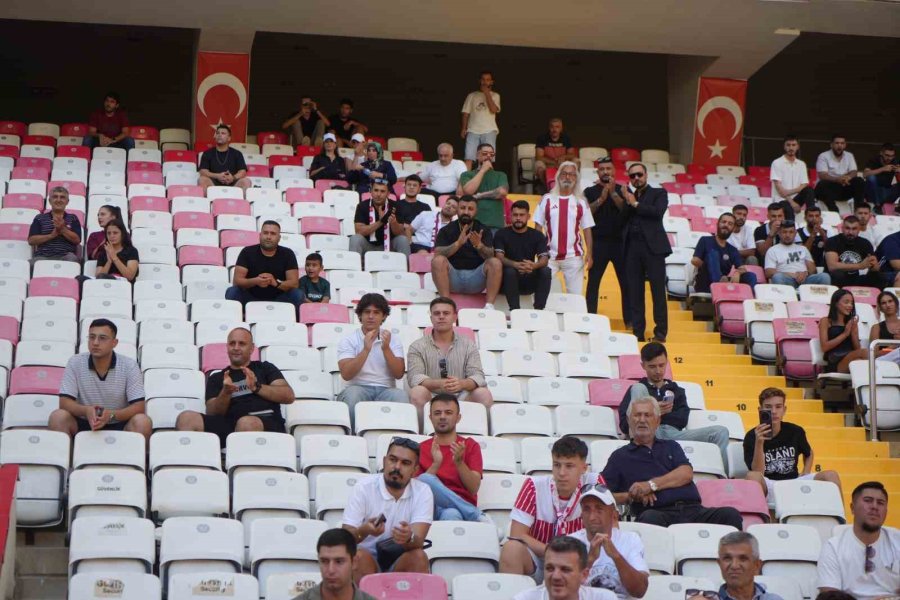 Antalyaspor, Yeni Transferlerini Ve A Takıma Yükselen Genç Oyuncularını Taraftara Tanıttı