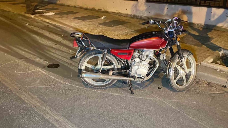 Otomobil, Çarptığı Motosikleti 70 Metre Sürükledi: 1 Yaralı