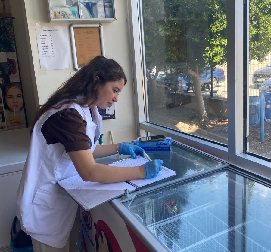 Kemer’de Zabıta Okul Kantinlerindeki Denetimlerini Sürdürüyor