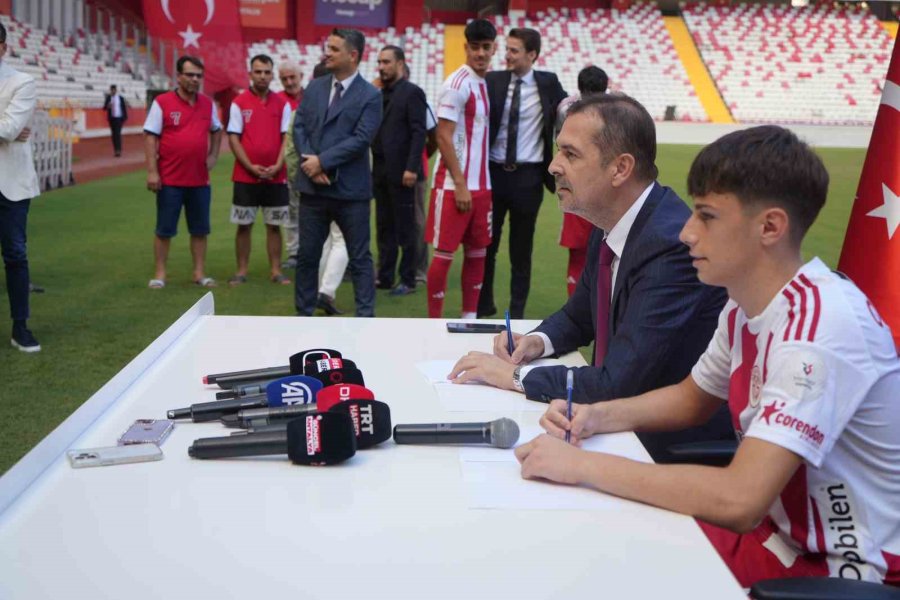 Antalyaspor, Yeni Transferlerini Ve A Takıma Yükselen Genç Oyuncularını Taraftara Tanıttı