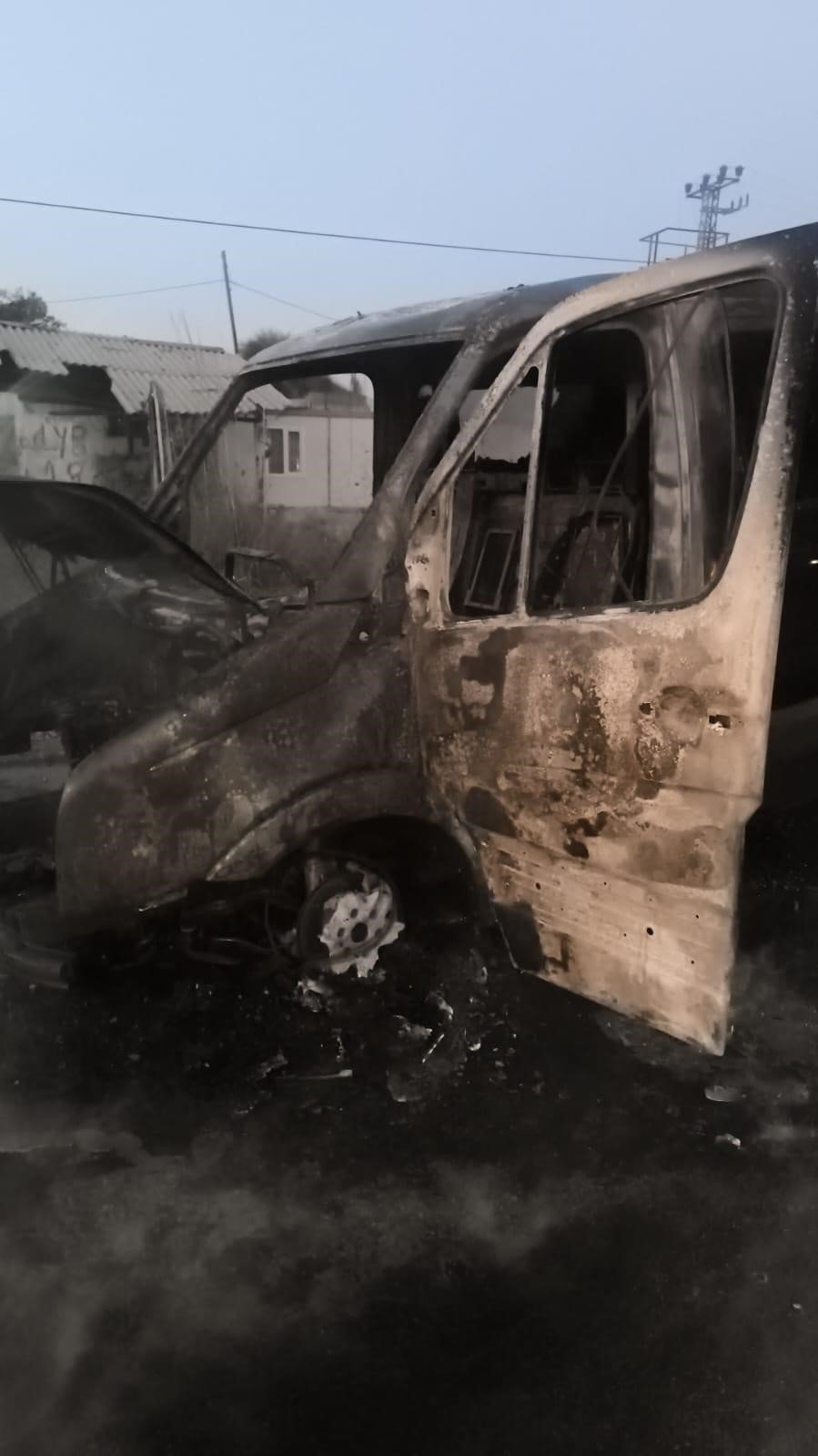 Serik’te Seyir Halindeki Tur Minibüsü Yangında Kullanılamaz Hale Geldi