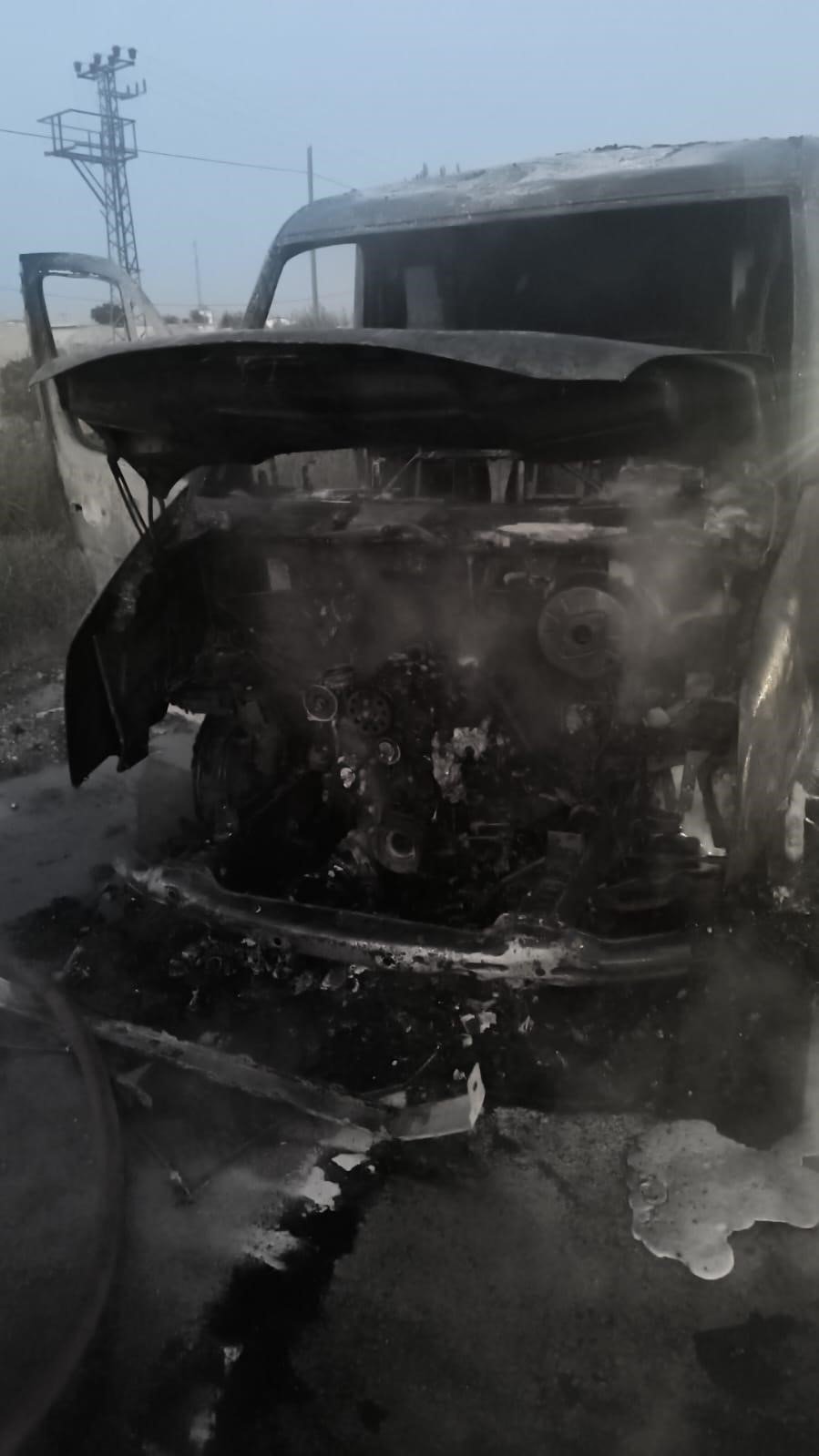 Serik’te Seyir Halindeki Tur Minibüsü Yangında Kullanılamaz Hale Geldi