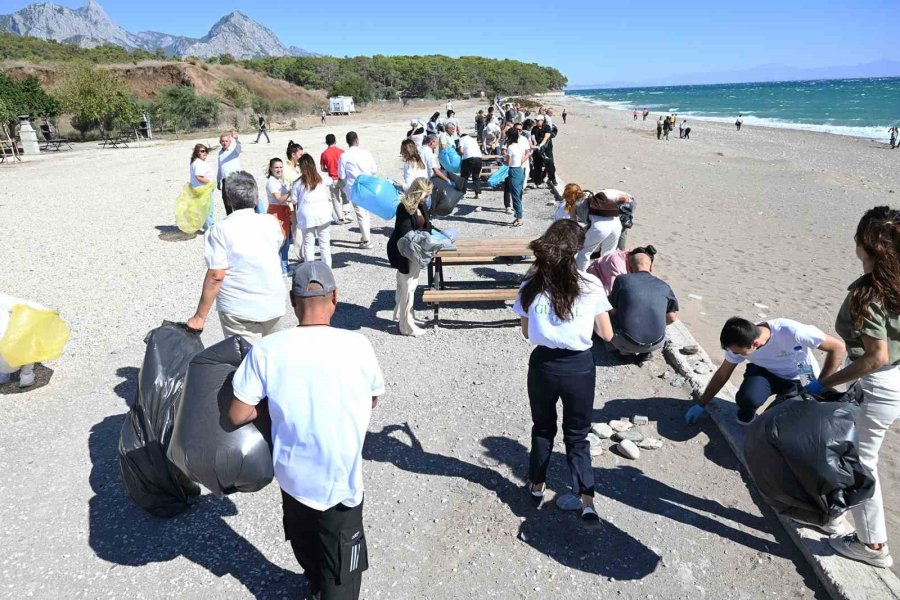 Kemer’de Sahil Temizliği Yapıldı