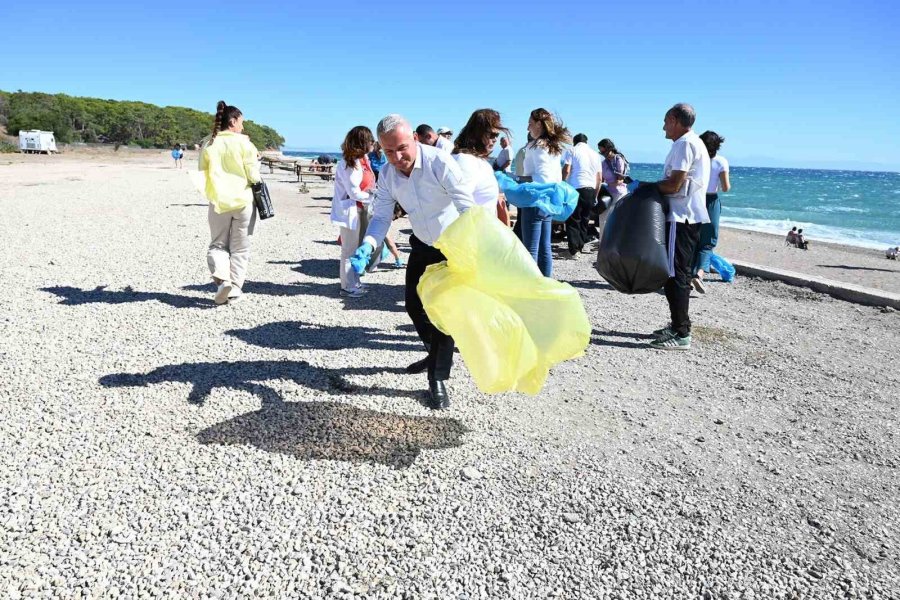 Kemer’de Sahil Temizliği Yapıldı