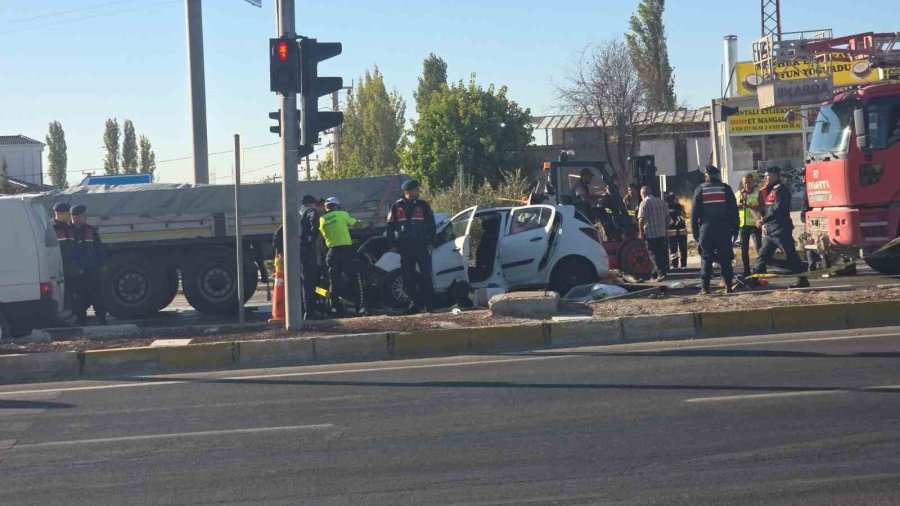 Otomobil Işıkta Bekleyen Tıra Arkadan Çarptı: Anne Öldü, Sürücü Oğlu İse Ağır Yaralı