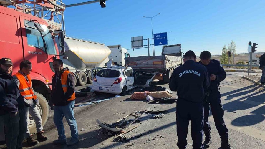 Otomobil Işıkta Bekleyen Tıra Arkadan Çarptı: Anne Öldü, Sürücü Oğlu İse Ağır Yaralı