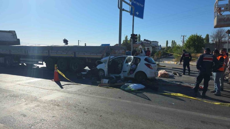 Otomobil Işıkta Bekleyen Tıra Arkadan Çarptı: Anne Öldü, Sürücü Oğlu İse Ağır Yaralı