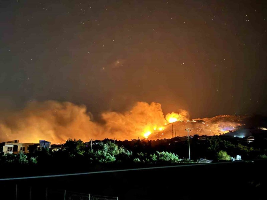Alanya’da Orman Yangını Sürüyor: Rüzgar Müdahaleyi Zorlaştırıyor