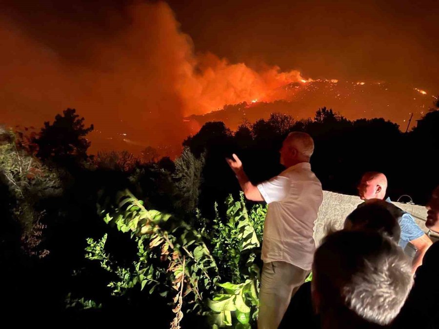 Antalya, Bir Gecede 2 İlçedeki 5 Ayrı Noktada Yangınla Mücadele Etti