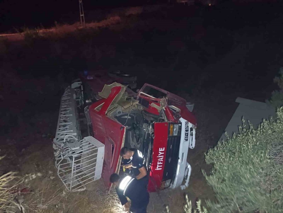 Antalya İtfaiyesi Üç İlçedeki Yangınlara 13 Araç Ve Çok Sayıda Personelle Müdahale Etti