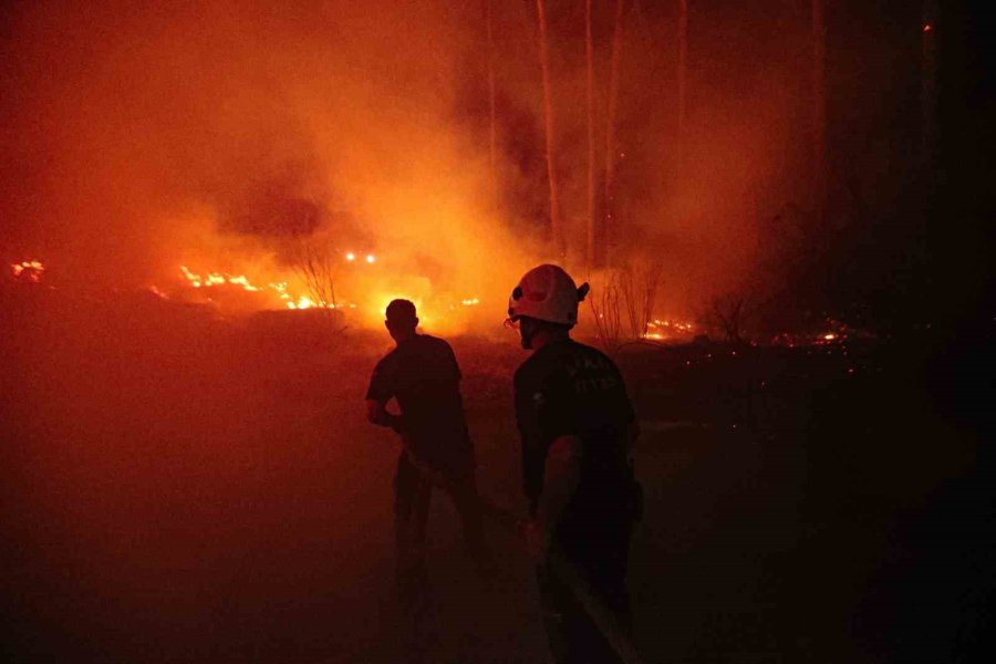 Antalya İtfaiyesi Üç İlçedeki Yangınlara 13 Araç Ve Çok Sayıda Personelle Müdahale Etti