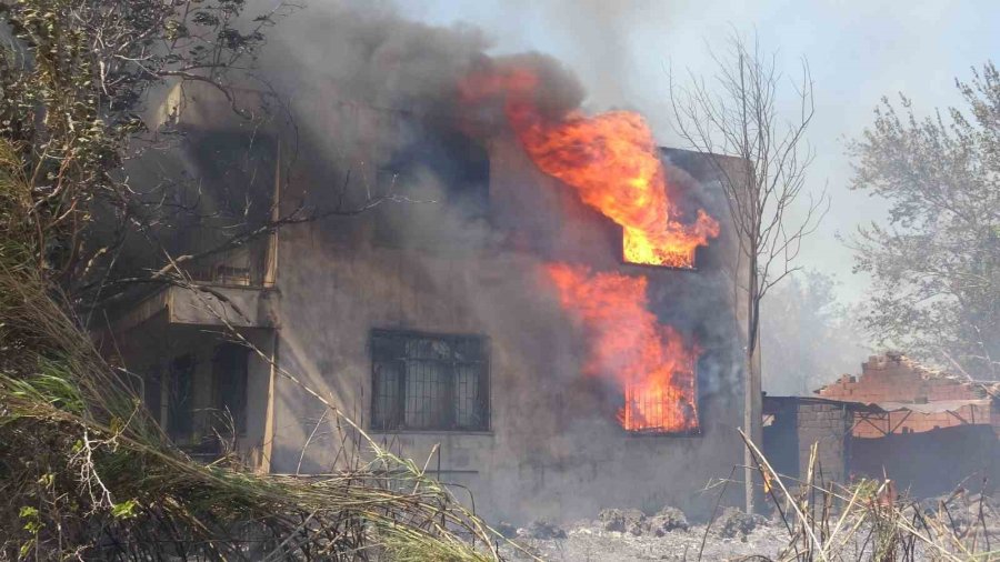 Antalya’da Alevler Mahalleyi Sardı, Vatandaşlar Seferber Oldu