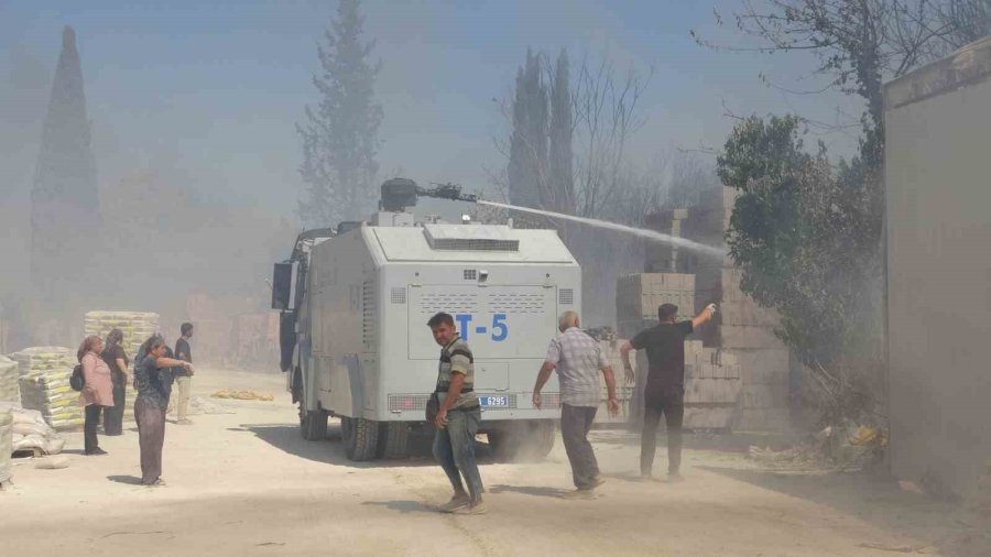 Antalya’da Alevler Mahalleyi Sardı, Vatandaşlar Seferber Oldu