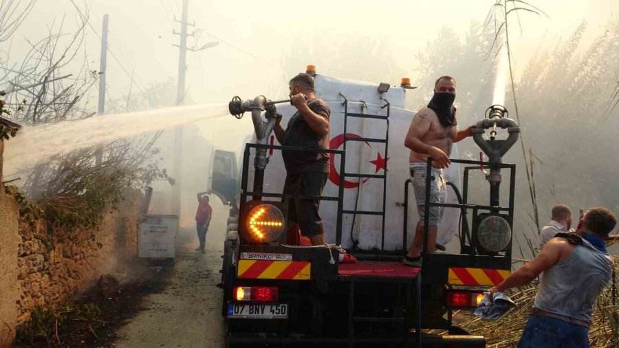 Antalya’da Alevler Mahalleyi Sardı, Vatandaşlar Seferber Oldu