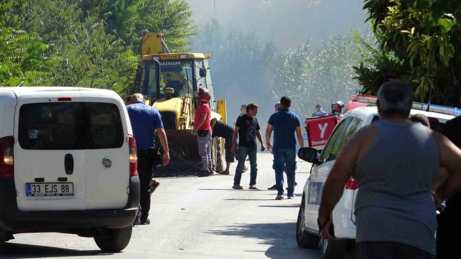 Antalya’da Alevler Mahalleyi Sardı, Vatandaşlar Seferber Oldu