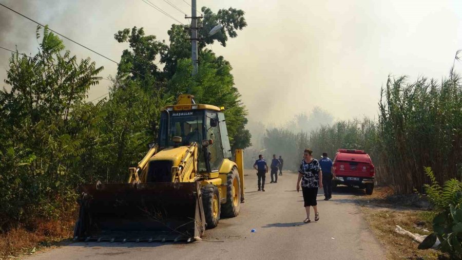 Antalya’da Alevler Mahalleyi Sardı, Vatandaşlar Seferber Oldu