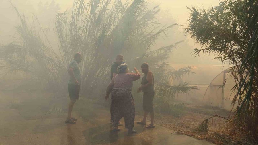 Antalya’da Alevler Mahalleyi Sardı, Vatandaşlar Seferber Oldu