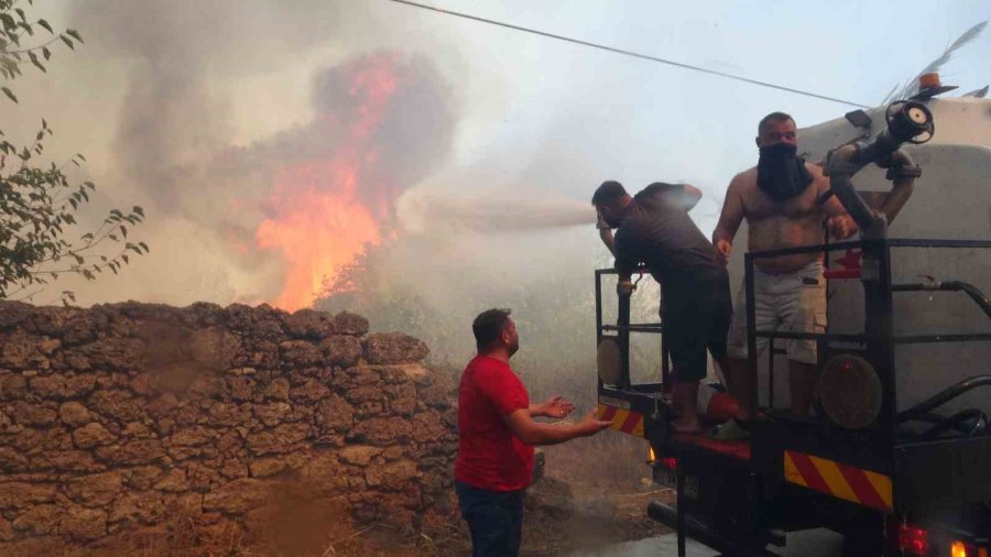 Antalya’da Alevler Mahalleyi Sardı, Vatandaşlar Seferber Oldu
