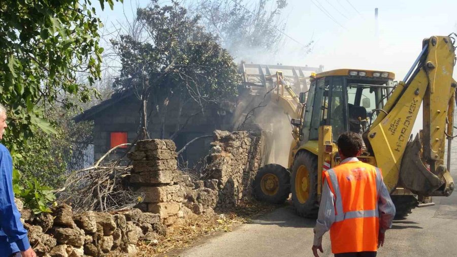 Antalya’da Alevler Mahalleyi Sardı, Vatandaşlar Seferber Oldu