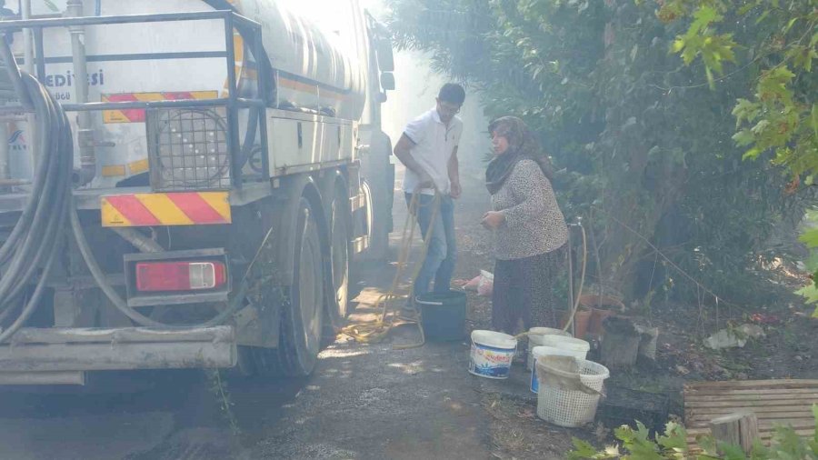 Antalya’da Alevler Mahalleyi Sardı, Vatandaşlar Seferber Oldu