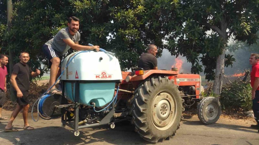 Antalya’da Alevler Mahalleyi Sardı, Vatandaşlar Seferber Oldu
