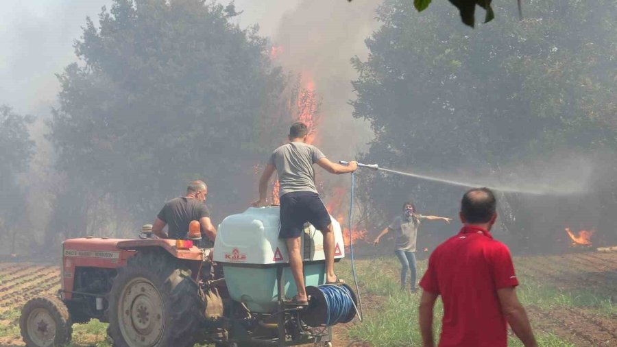 Antalya’da Alevler Mahalleyi Sardı, Vatandaşlar Seferber Oldu
