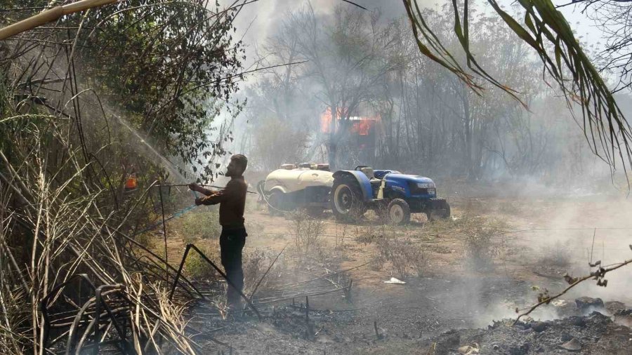 Antalya’da Alevler Mahalleyi Sardı, Vatandaşlar Seferber Oldu