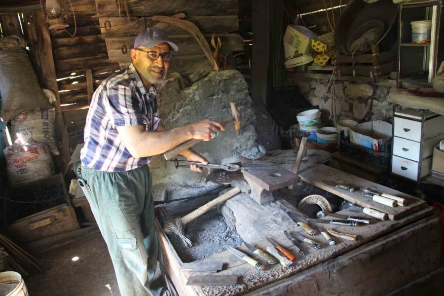 Kuzca’da 200 Yıllık Bıçak Geleneği Teknolojiye Direniyor