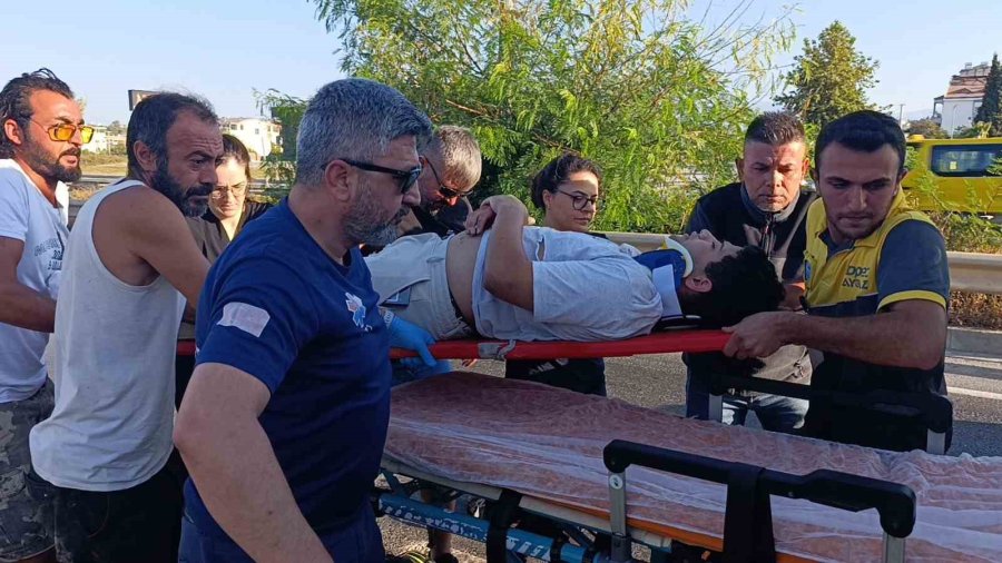 Antalya’da Motosiklet İş Makinesine Çarptı: 1 Ağır Yaralı