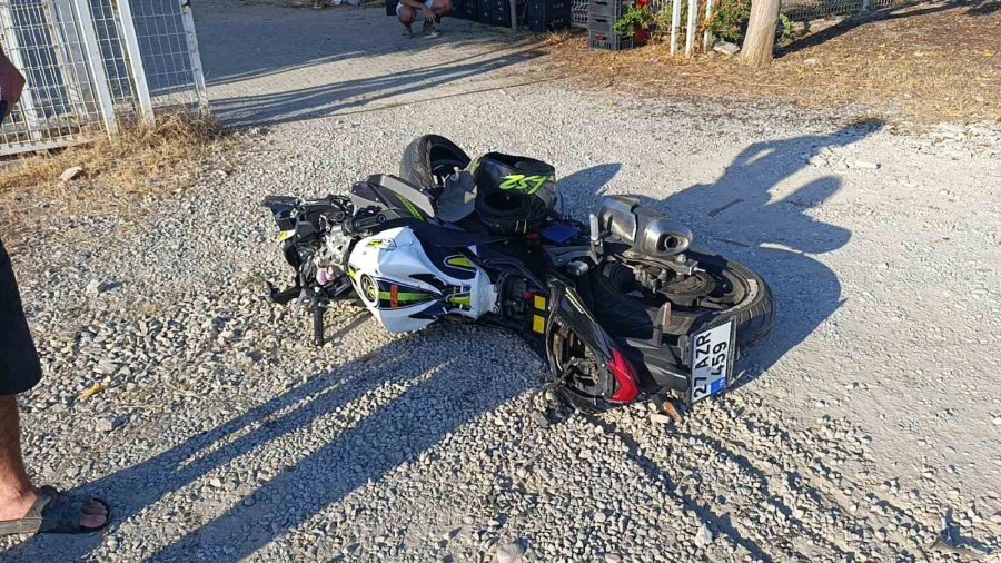 Antalya’da Motosiklet İş Makinesine Çarptı: 1 Ağır Yaralı