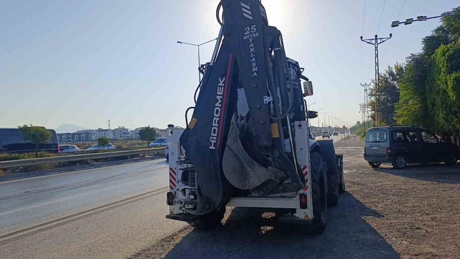 Antalya’da Motosiklet İş Makinesine Çarptı: 1 Ağır Yaralı