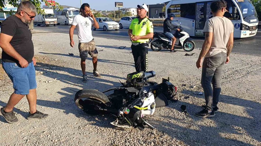 Antalya’da Motosiklet İş Makinesine Çarptı: 1 Ağır Yaralı