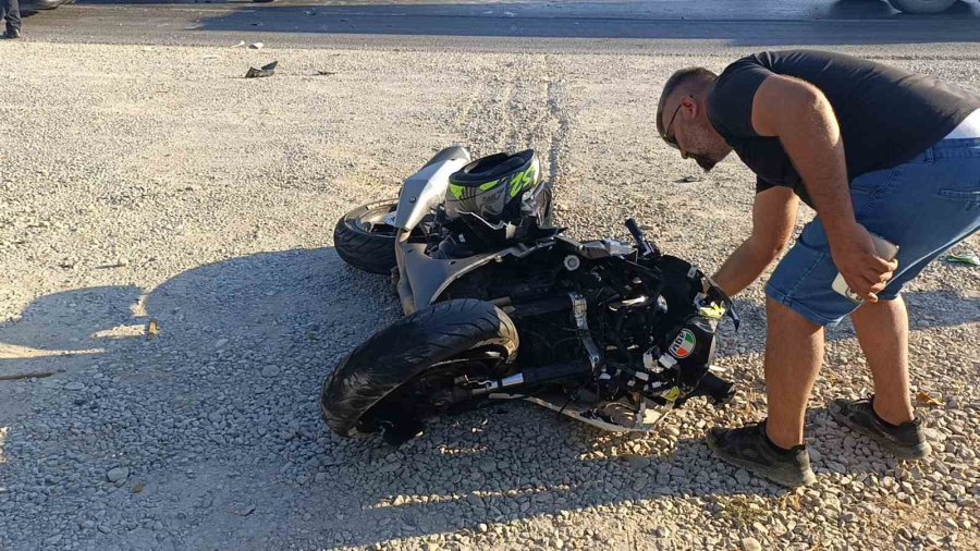 Antalya’da Motosiklet İş Makinesine Çarptı: 1 Ağır Yaralı