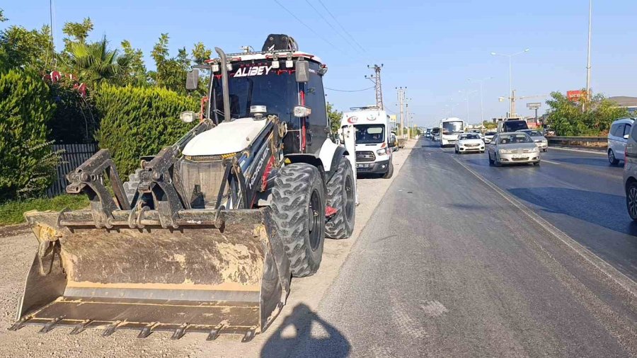 Antalya’da Motosiklet İş Makinesine Çarptı: 1 Ağır Yaralı